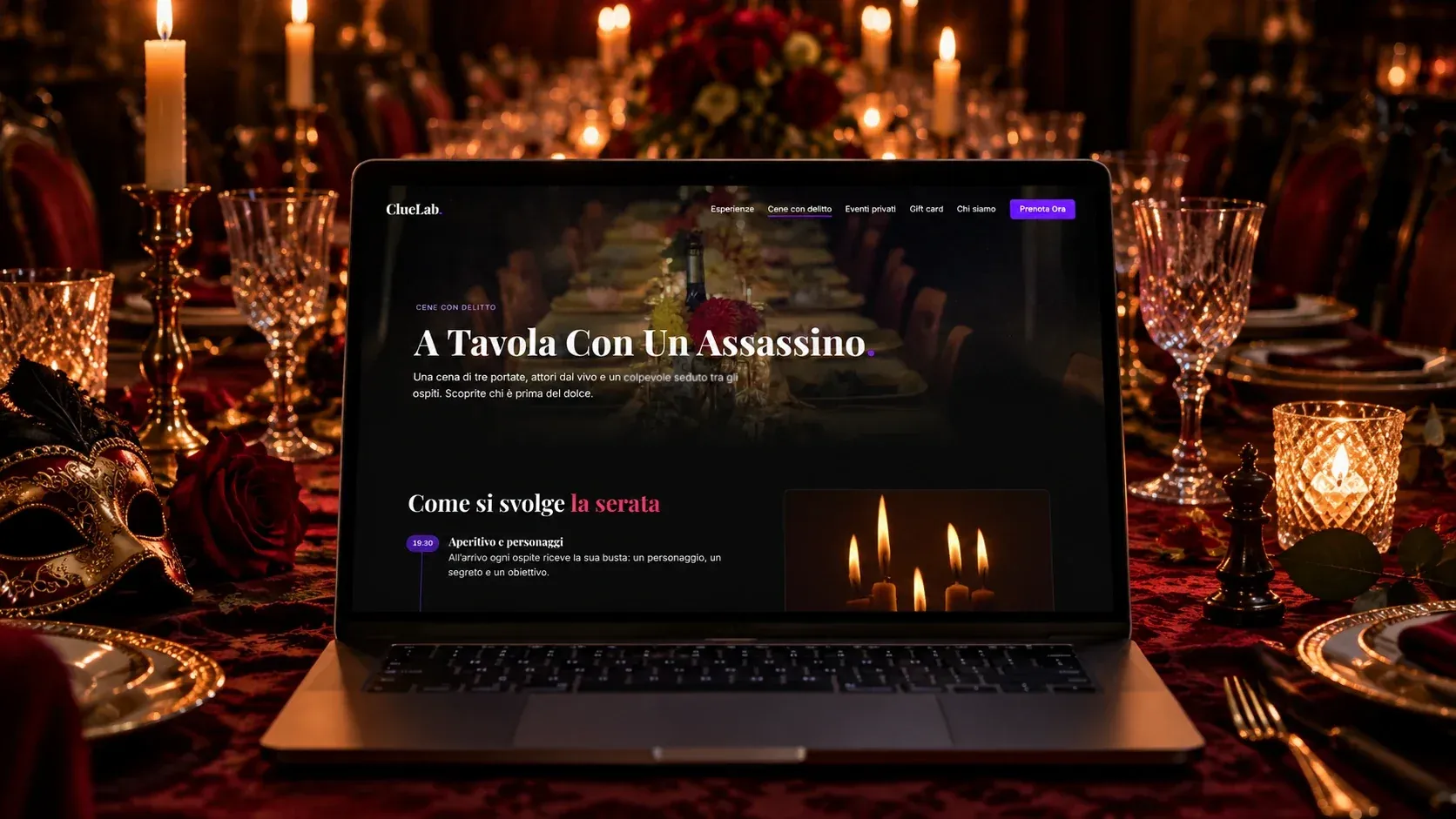 Pagina "A Tavola Con Un Assassino" sulle cene con delitto, su un portatile in fondo a una tavola apparecchiata con candele, calici e una maschera veneziana