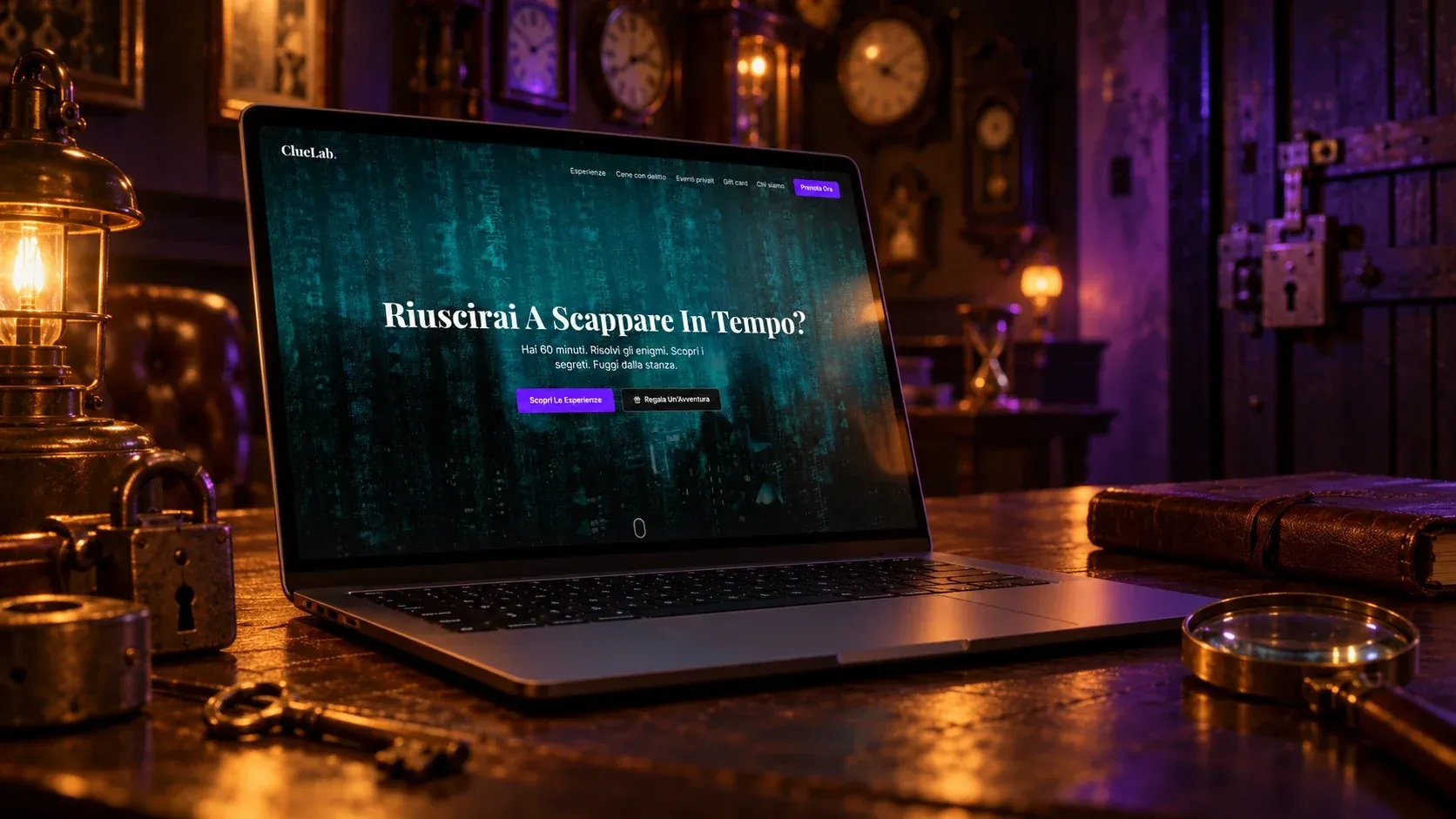 Homepage di ClueLab su un portatile in una sala d'attesa con orologi antichi, lucchetti, una chiave e una lente d'ingrandimento