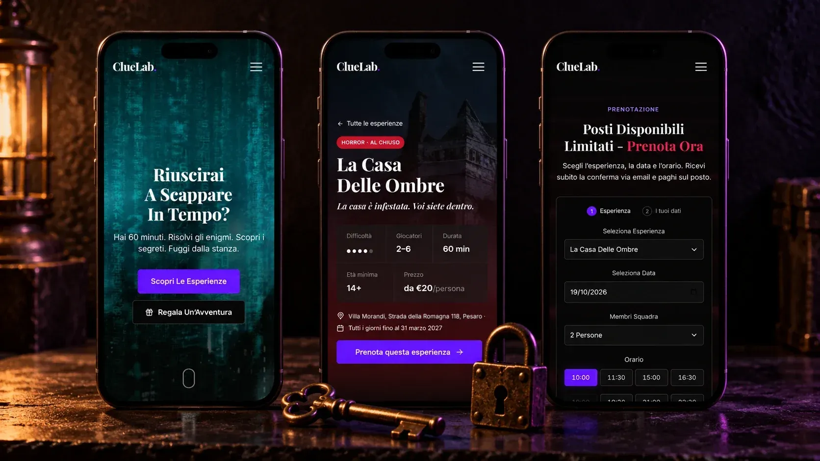 Tre smartphone con la homepage, la scheda della Casa Delle Ombre e il modulo di prenotazione di ClueLab, con una chiave antica e un lucchetto