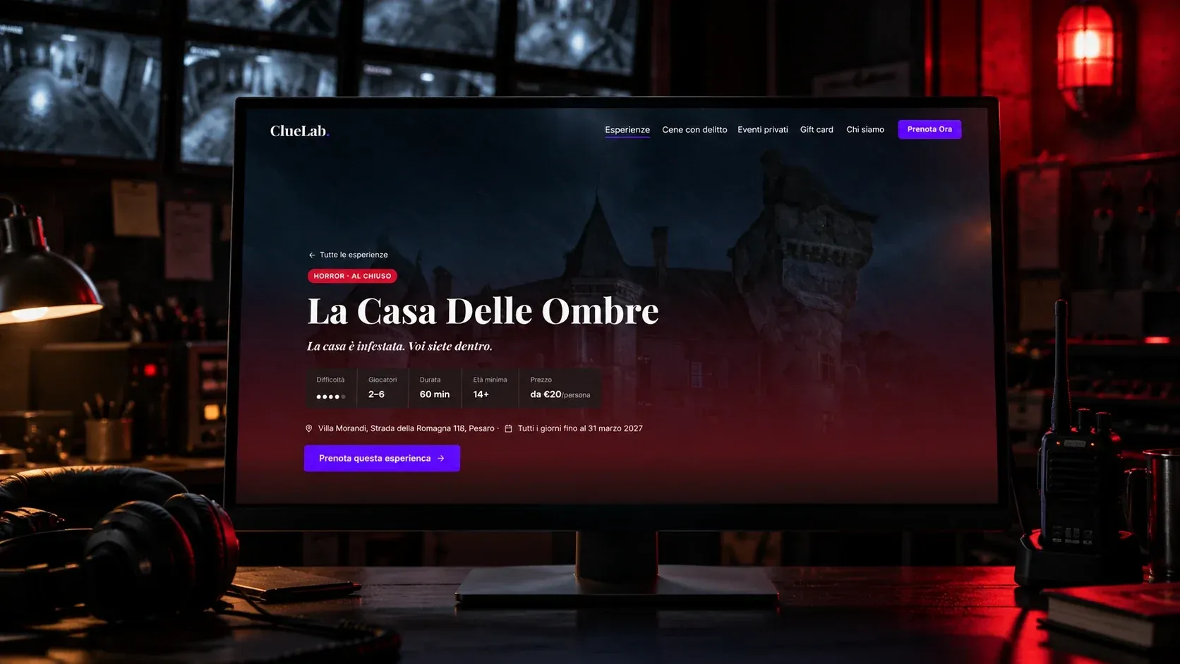 Scheda dell'esperienza "La Casa Delle Ombre" su un monitor in una regia con le telecamere di sorveglianza, con difficoltà, giocatori, durata, età minima e prezzo
