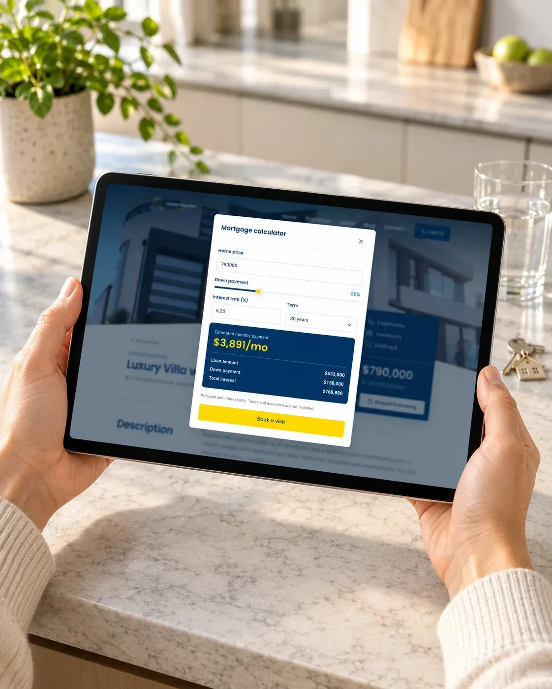 Mani che tengono un tablet con il calcolatore del mutuo aperto sulla scheda di una villa: prezzo, anticipo, tasso, durata e rata mensile stimata