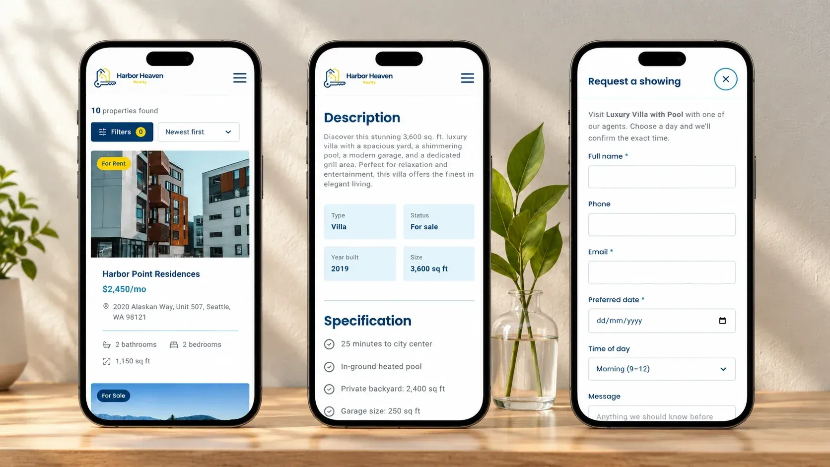 Tre smartphone con l'elenco delle proprietà con i filtri, la descrizione di una villa e il modulo per richiedere una visita con data e fascia oraria