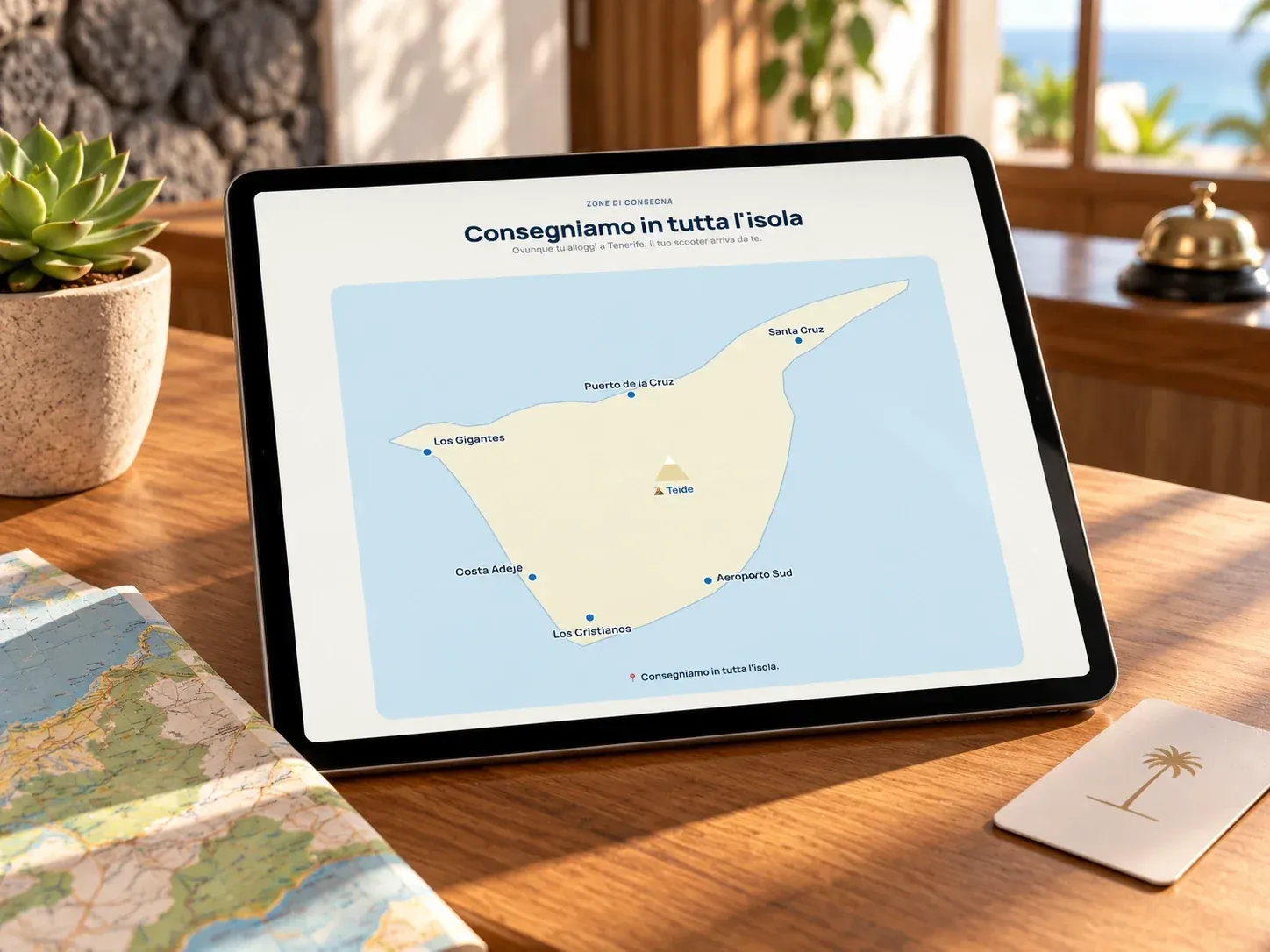 Mappa delle zone di consegna sull'isola di Tenerife su un tablet appoggiato al bancone della reception di un hotel