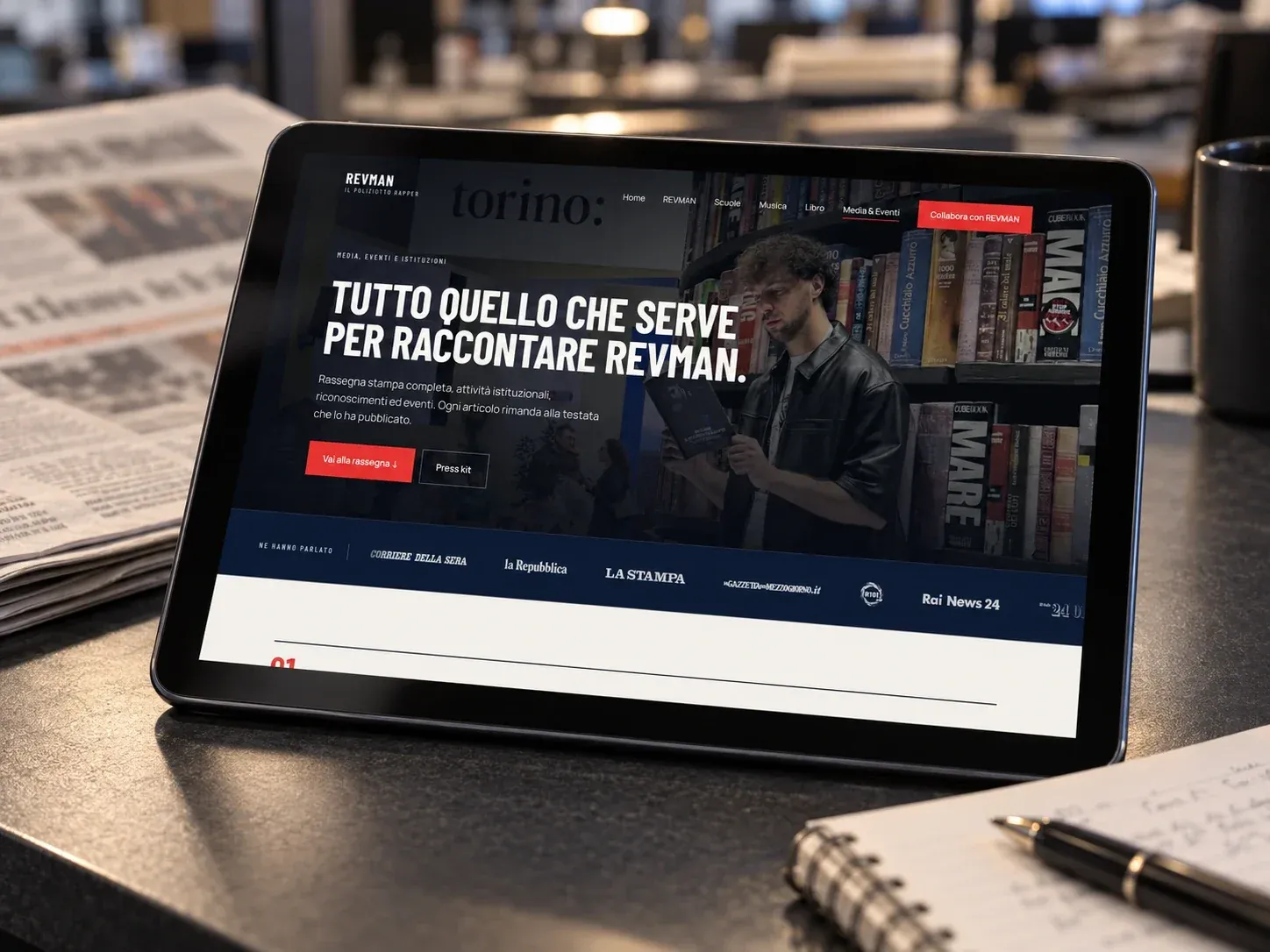 Pagina Media e stampa del sito di REVMAN su un tablet in una redazione, con i loghi delle testate che ne hanno parlato