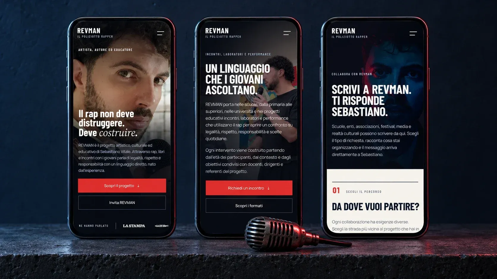 Tre smartphone con homepage, pagina Scuole e pagina Collabora del sito di REVMAN, con un microfono vintage