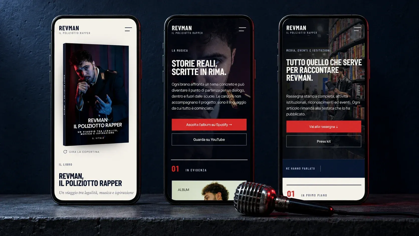 Tre smartphone con le pagine Libro, Musica e Media del sito di REVMAN, con un microfono vintage
