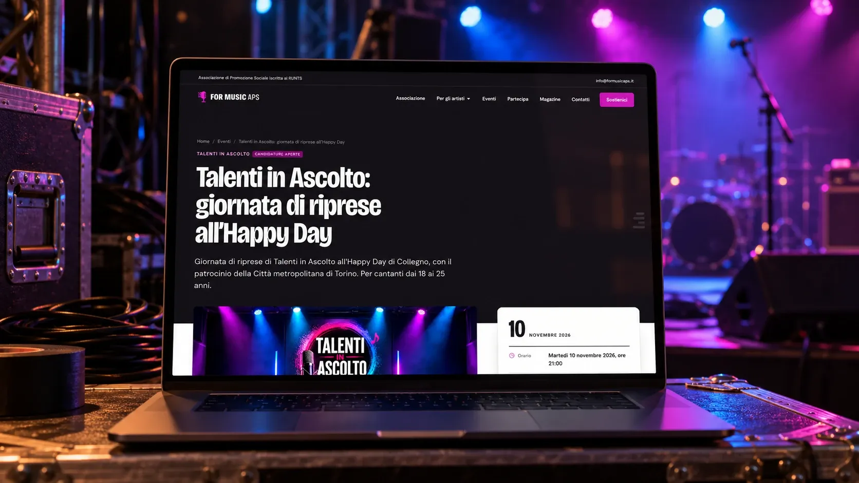 Pagina dell'evento "Talenti in Ascolto: giornata di riprese all'Happy Day" su un portatile appoggiato a un flight case accanto a un palco
