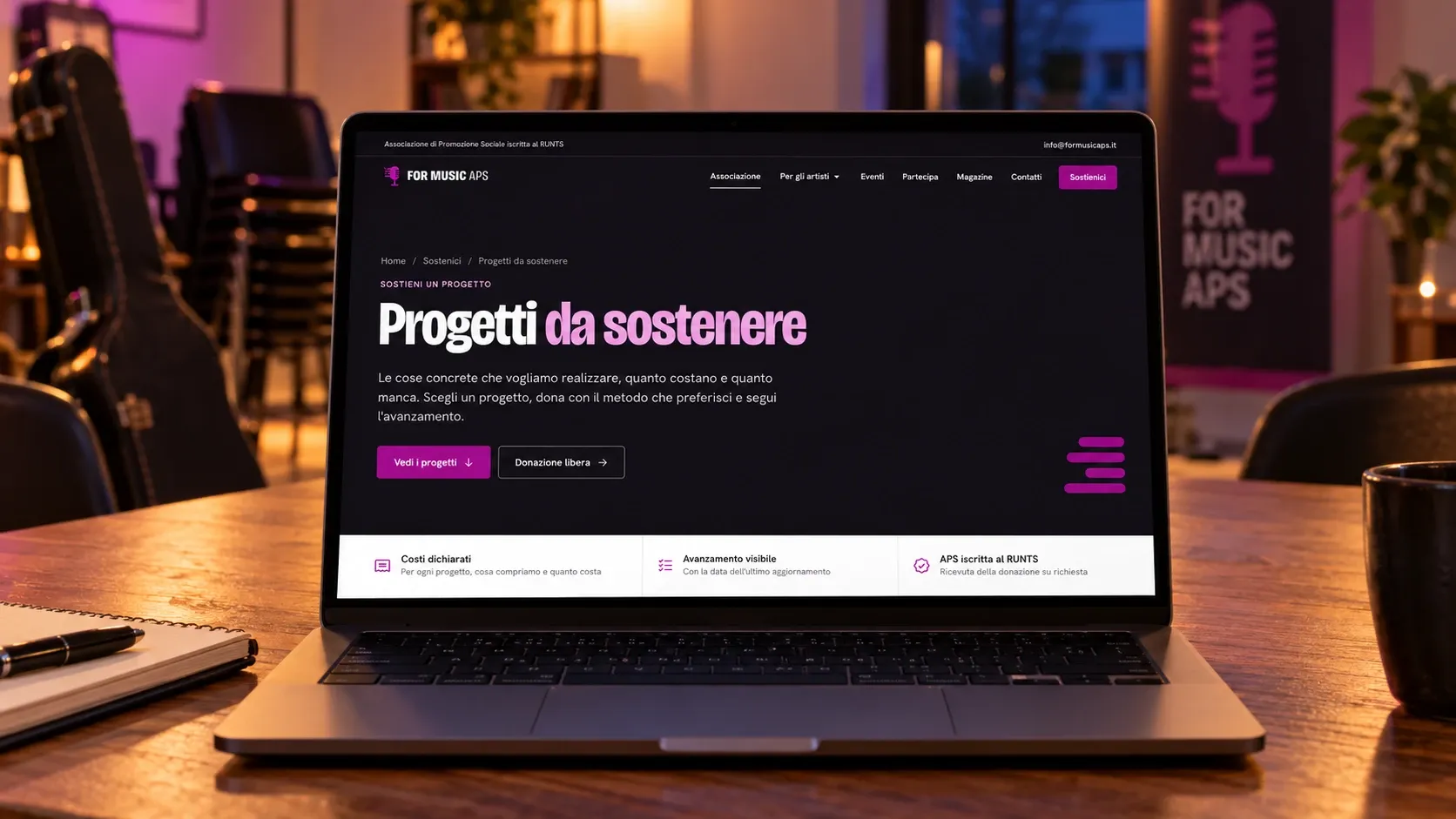 Pagina "Progetti da sostenere" di For Music APS su un portatile nella sala riunioni di un'associazione, con costi dichiarati, avanzamento visibile e iscrizione al RUNTS